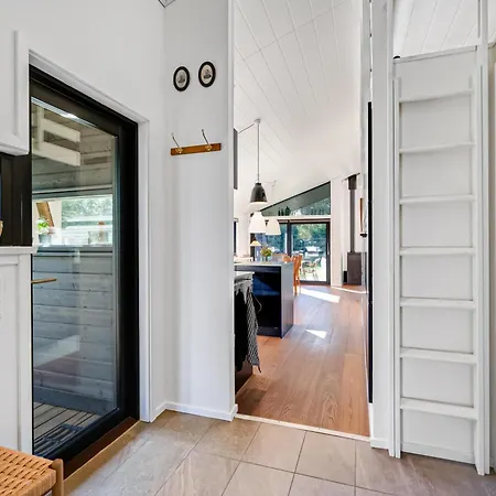 Stunning In Ebeltoft With 3 Bedrooms, Sauna And Internet * Knebel