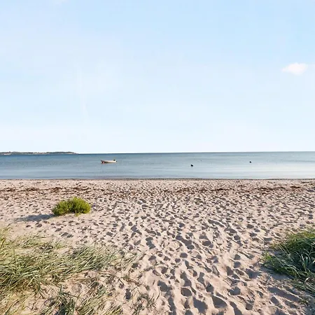 Stunning In Ebeltoft With 3 Bedrooms, Sauna And Internet Feriehus *