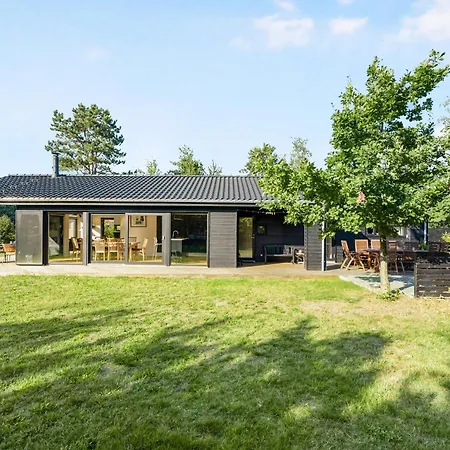 Stunning In Ebeltoft With 3 Bedrooms, Sauna And Internet *
