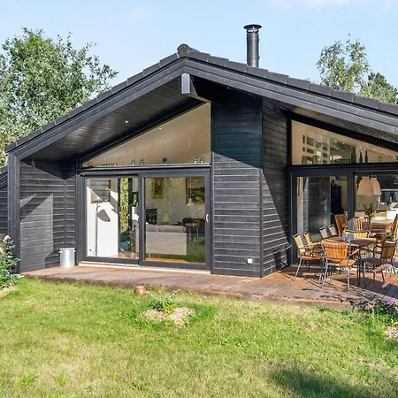 Stunning In Ebeltoft With 3 Bedrooms, Sauna And Internet Knebel