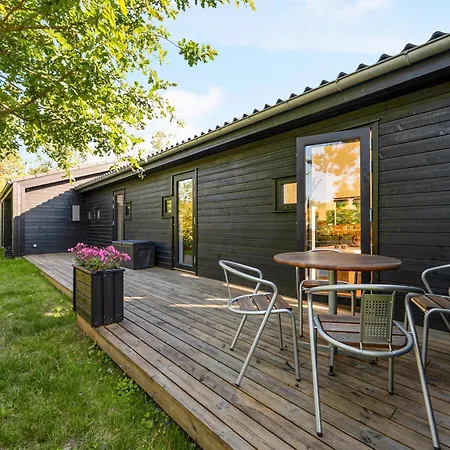 Stunning In Ebeltoft With 3 Bedrooms, Sauna And Internet * Knebel