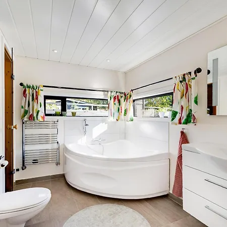 Stunning In Ebeltoft With 3 Bedrooms, Sauna And Internet Feriehus *