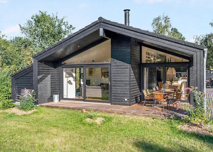 Stunning In Ebeltoft With 3 Bedrooms, Sauna And Internet Knebel
